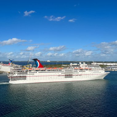 Cape Canaveral, FL USA - 8 Ocak 2022: Port Canaveral, Florida 'dan denize açılan Karnaval yolcu gemisi Elation.