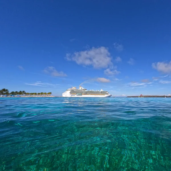 Bahamas December 2021 Det Klara Karibiska Havet Vatten Som Leder — Stockfoto