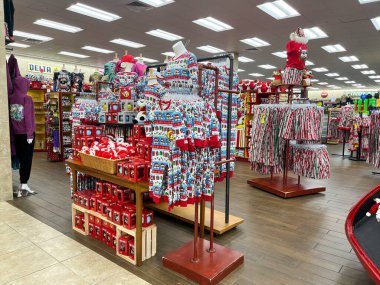 Daytona Beach, FL USA - 20 Ekim 2023: Daytona Beach, Florida 'daki Buccees mağazasının içi.