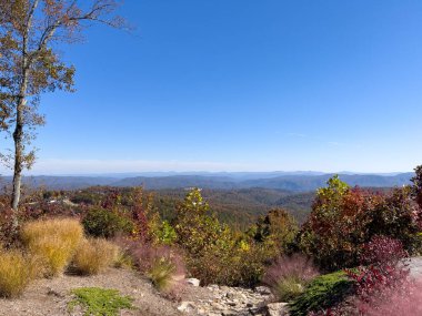 Boone, NC 'deki Blue Ridge Parkway' in sonbahar renk değiştirme sezonunda güzel bir manzarası..