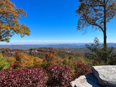 Boone, NC 'deki Blue Ridge Parkway' in sonbahar renk değiştirme sezonunda güzel bir manzarası..