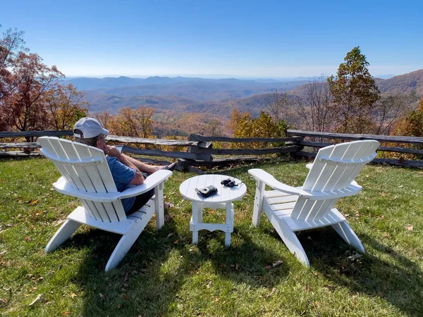 Mężczyzna Siedzący Fotelach Widokiem Piękny Blue Ridge Parkway Boone Podczas — Zdjęcie stockowe
