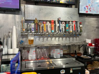 Savannah, GA USA - 26 Şubat 2023: Savannah, GA 'daki Koç Corner Bar ve Grill' de bira fıçıları.