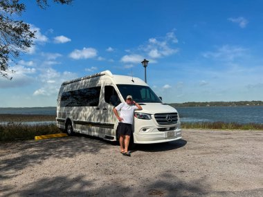 Beaufort, SC ABD - 26 Şubat 2023: Güneşli bir günde bir nehrin kenarında park edilmiş Grech Strada karavan.