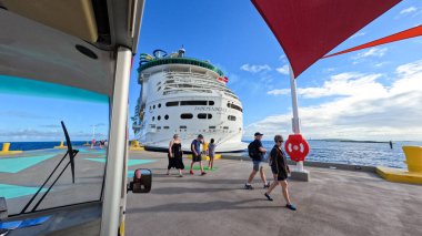 Bahamalar - 7 Aralık 2021: Bahamalar 'daki Royal Caribbean Cruise Lines RCL özel adası Coco Cay' deki Denizler Yolcu Gemisinin Bağımsızlığı.