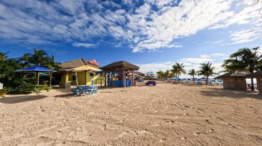 Bahamalar - 7 Aralık 2021: Bahamalar 'daki Royal Caribbean Cruise Lines RCL özel adası Coco Cay plajı.