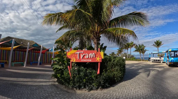 巴哈马 2021年12月7日 在巴哈马皇家加勒比游轮航运公司Rcl私人岛屿Coco Cay的电车停靠站标志 — 图库照片