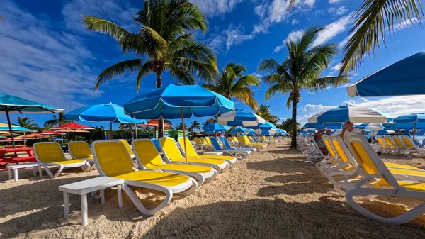 Bahamalar - 7 Aralık 2021: Bahamalar 'daki Royal Caribbean Cruise Lines RCL özel adası Coco Cay plajı.