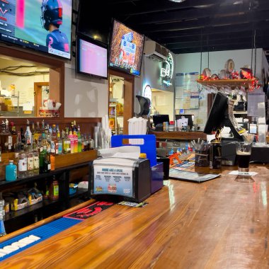 Savannah, GA USA - 26 Şubat 2023: Savannah, GA 'daki Corner Sports Bar and Grill' de koçluk yapıyor.