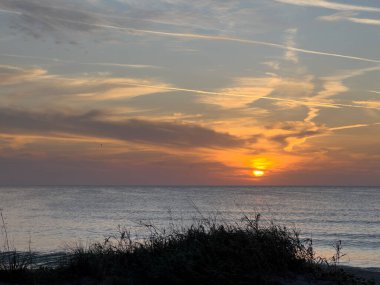Siesta Key, Florida sahilinde güzel mavi bulutlu bir gökyüzü manzarası.