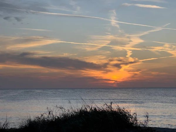 Siesta Key, Florida sahilinde güzel mavi bulutlu bir gökyüzü manzarası.