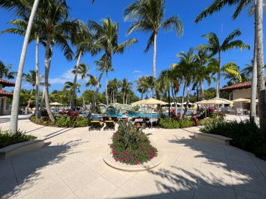 Jüpiter, FL USA - 12 Mart 2023 Jüpiter, Florida 'daki Trump Ulusal Golf Kulübü' nde yüzme havuzu.