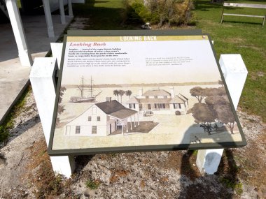 Jacksonville, FL USA - 27 Ekim 2022 Jacksonville, Florida ABD 'deki Timucuan Ekoloji Ulusal Parkı' ndaki Kingsley Malikanesinde bilgilendirme yazısı.