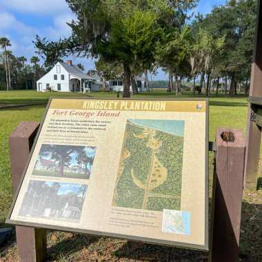 Jacksonville, FL USA - 27 Ekim 2022 Jacksonville, Florida ABD 'deki Timucuan Ekoloji Ulusal Parkı' ndaki Kingsley Malikanesinde bilgilendirme yazısı.