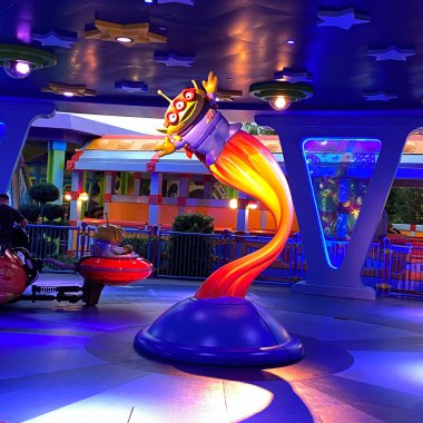 Orlando, FL ABD-22 Aralık 2019: Orlando, Florida 'daki Walt Disney World, Hollywood Stüdyolarındaki Oyuncak Hikaye Diyarı' nda Uzaylı Girdabı.