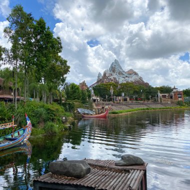Orlando, FL USA - 18 Temmuz 2020: Orlando, Florida 'daki Walt Disney World' de Everest hız treni gezisi.