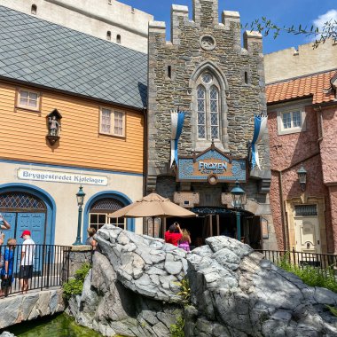 Orlando, FL USA- 3 Ağustos 2020: Orlando, Florida 'daki Walt Disney World' de Norveç Pavilyonunda Donmuş yolculuk.