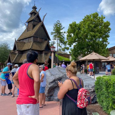 Orlando, FL USA- 3 Ağustos 2020: İnsanlar Orlando, Florida 'daki Walt Disney World' de EPCOT 'da Norveç Pavilyonunda Dondurulmak için sırada bekliyorlar.