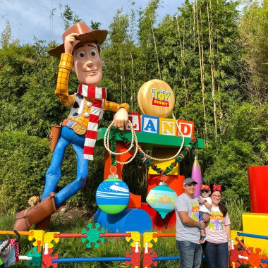 Orlando, FL USA-27 Kasım 2019: İnsanlar Orlando, Florida 'daki Hollywood Stüdyoları' ndaki Story Land tabelasının önünde fotoğraf çekmek için toplanıyor.