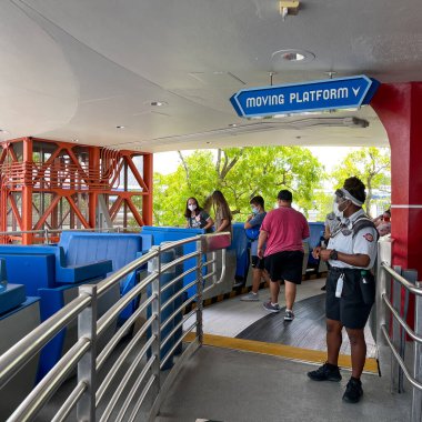 Orlando, FL USA - 2 Mayıs 2021: Disney World Magic Kingdom 'daki Halkın Biniş Yükleme Alanı.