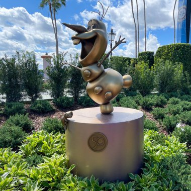 Orlando, FL USA- 9 Ekim 2021: Orlando, Florida 'daki Walt Disney World' de Dondurulmuş EPCOT filminden Olaf 'ın 50. yıldönümü heykeli.