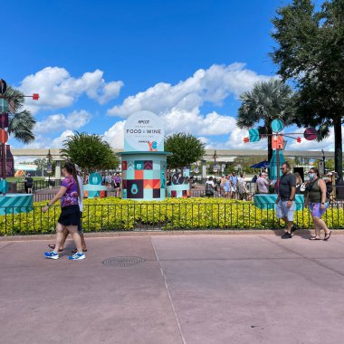 Orlando, FL USA- 9 Ekim 2021: İnsanlar Orlando, Florida 'daki Walt Disney World' de EPCOT 'da Gıda ve Şarap Festivali' nde yürüyorlar.