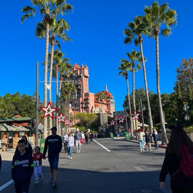 Orlando, FL USA- 27 Kasım 2021: Orlando, Florida 'daki Hollywood Stüdyoları Walt Disney World' de yürüyen insanlar.