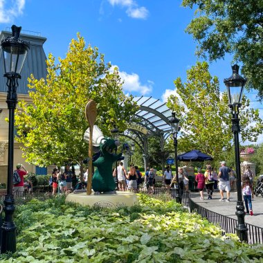 Orlando, FL USA- 9 Ekim 2021: Orlando, Florida 'daki Walt Disney World' de EPCOT 'da Fransız Pavilyonu' nda yürüyen insanlar.