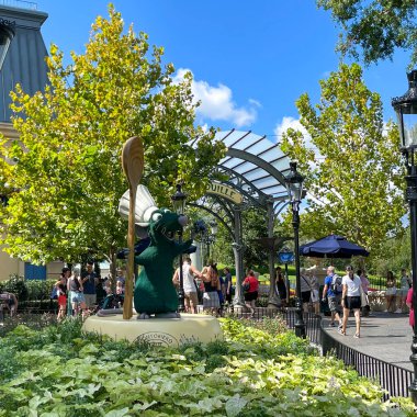 Orlando, FL USA- 9 Ekim 2021: Orlando, Florida 'daki Walt Disney World' de EPCOT 'da Fransız Pavilyonu' nda yürüyen insanlar.