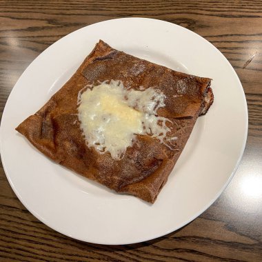 Orlando, FL USA- 9 Ekim 2021: The Chicken Crepe at the Le Creperie de Paris restaurant in the French Pavillion at EPCOT in Walt Disney World, Florida.