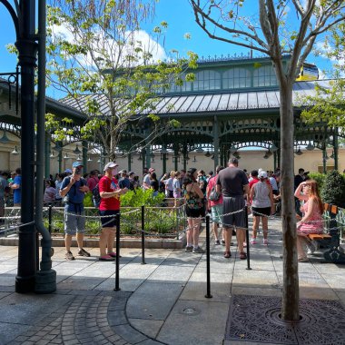 Orlando, FL USA- 9 Ekim 2021: Orlando, Florida 'daki Walt Disney World' de EPCOT 'ta Remy Ratatouille' in binişi için kuyrukta bekleyenler.