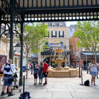 Orlando, FL USA- 9 Ekim 2021: Orlando, Florida 'daki Walt Disney World' de EPCOT 'da Fransız Pavilyonu' nda yürüyen insanlar.