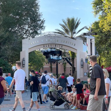 Orlando, FL USA- 28 Kasım 2020: Hollywood Stüdyolarındaki Rockin Roller Coaster 'ın girişi Walt Disney World, Orlando, Florida.