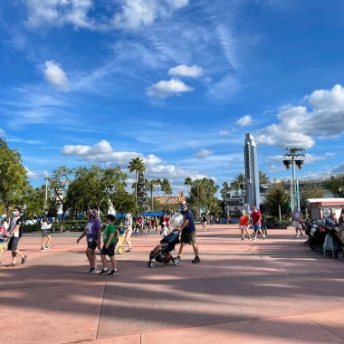 Orlando, FL USA- 28 Kasım 2020: Orlando, Florida 'daki Hollywood Stüdyoları Walt Disney World' de yürüyen insanlar.
