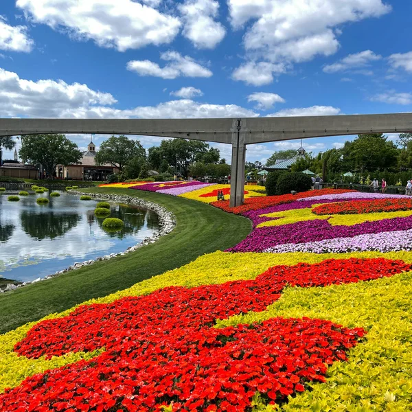 Orlando, FL USA- 27 Nisan 2021: Orlando, Florida 'daki Walt Disney World' de EPCOT 'da Çiçek ve Bahçe Festivali.