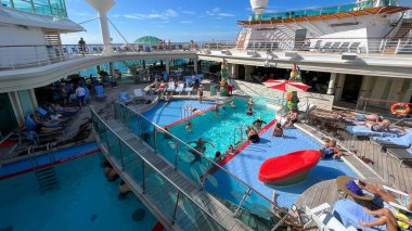 Orlando, FL USA - 8 Aralık 2021: Kraliyet Karayip Gemi Bağımsızlığı 'nda yüzme havuzu alanı.