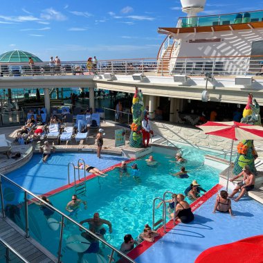 Orlando, FL USA - 8 Aralık 2021: Kraliyet Karayip Gemi Bağımsızlığı 'nda yüzme havuzu alanı.