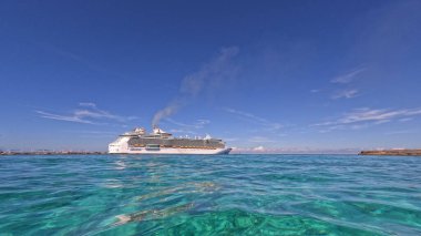 Bahamalar - 7 Aralık 2021: Bahamalar 'daki Coco Cay' de bulunan Kraliyet Karayip Gemisi 'ne uzanan berrak Karayip Denizi suyu.