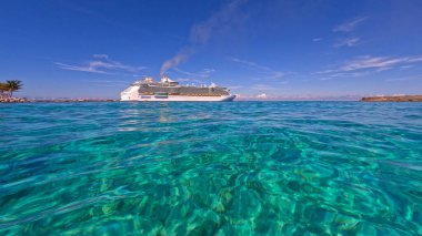 Bahamalar - 7 Aralık 2021: Bahamalar 'daki Coco Cay' de bulunan Kraliyet Karayip Gemisi 'ne uzanan berrak Karayip Denizi suyu.