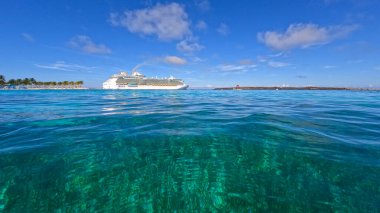 Bahamalar - 7 Aralık 2021: Bahamalar 'daki Coco Cay' de bulunan Kraliyet Karayip Gemisi 'ne uzanan berrak Karayip Denizi suyu.