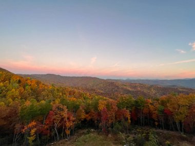 Boone, NC 'deki Blue Ridge Parkway' in sonbahar renk değiştirme sezonundaki görüntüsü.
