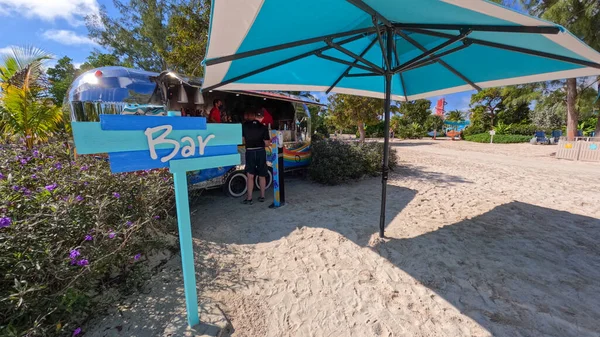 巴哈马 2021年12月7日 巴哈马皇家加勒比游轮航运公司Rcl私人岛屿Coco Cay拖车中的一间酒吧 — 图库照片