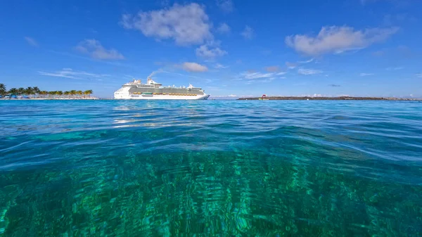 Bahamas December 2021 Clear Caribbean Sea Water Leading Royal Caribbean — Stock Photo, Image