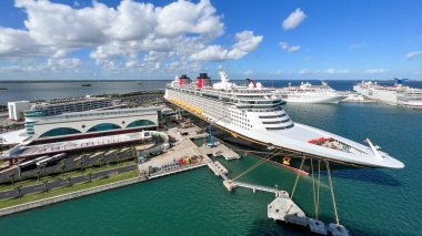 Orlando, FL USA - 8 Ocak 2022: Port Canaveral, Florida limanındaki Disney Cruise Gemi Fantezisi.