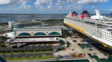 Orlando, FL USA - 8 Ocak 2022: The Disney Cruise Line Builing and cruise ship Fantasy, Port Canaveral, Florida.