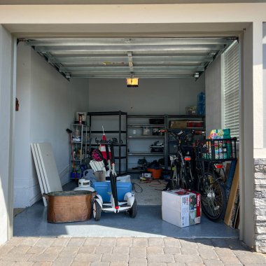 Orlando, FL USA - 3 Mart 2022: Bir mahallede bir sürü eşyayla dolu düzensiz bir garaj.
