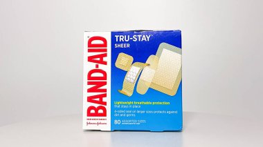 Orlando, FL USA - 14 Temmuz 2022: Beyaz arka planda Johnson & Johnson 'dan bir kutu Tru Stay Sheer Band Aids.