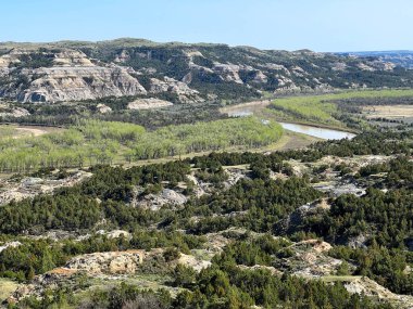 Kuzey Dakota 'daki Theodore Roosevelt Ulusal Parkı' ndaki Çorak Topraklar tepeleri ve dağları.