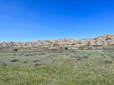 Kuzey Dakota 'daki Theodore Roosevelt Ulusal Parkı' ndaki Çorak Topraklar tepeleri ve dağları.