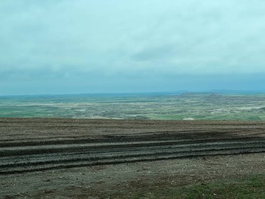 Wall, SD USA - 13 Mayıs 2023: Wall, SD 'nin Badlands Ulusal Parkı' nda çamura saplanmış bir karavanın çamurlu yolu manzarası.